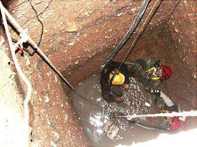 نجات کارگر ساختمانی از عمق 20 متری چاه