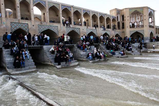 زاینده رود تا ۱۵ خردادماه در اصفهان جاری است