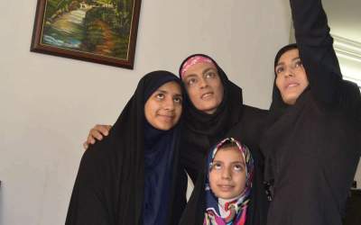 گزارش تصویری از دیدار خواهران منصوریان با خانواده شهید مدافع حرم حمزه کاظمی