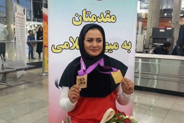 زهرا نعمتی مدال طلای جهانی خود را به خانواده شهید حججی تقدیم کرد