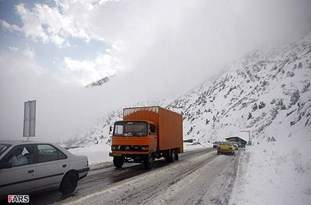 بارش برف در محورهای هراز و فیروزکوه/ مسافران از سفرهای غیرضروری پرهیز کنند