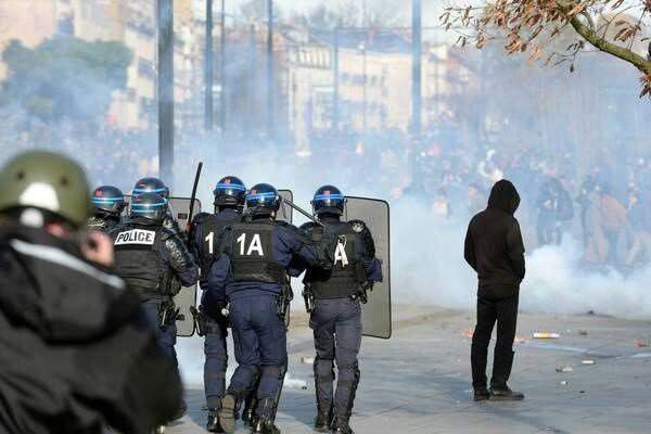 تظاهرات ضددولتی در فرانسه به خشونت کشیده شد