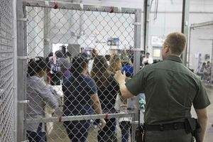 آمریکا مهاجران را در قفس نگهداری می‌کند +عکس