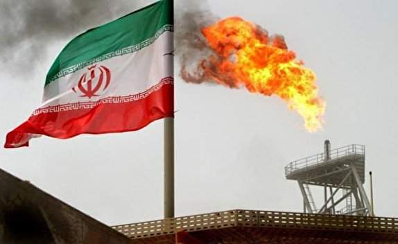 آسوشیتدپرس خبر داد: کلاه شرعی آمریکا برای ادامه صادرات نفت ایران!