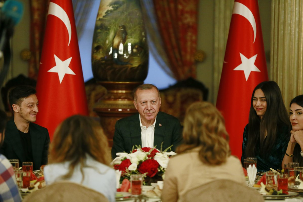 مسعوت اوزیل به همراه همسرش در مراسم افطاری اردوغان