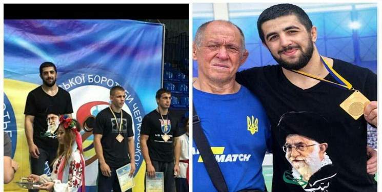 حضور کشتی‌گیر اوکراینی بر سکوی قهرمانی با پیراهنی منقش به تصویر رهبر انقلاب