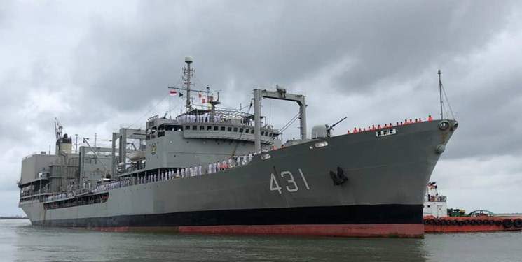 ورود ناو خارک نیروی دریایی ایران به بندری در جاکارتا